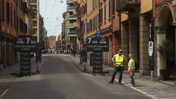 Centro chiuso, la città si ferma: il cuore di Bologna batte per il Giro