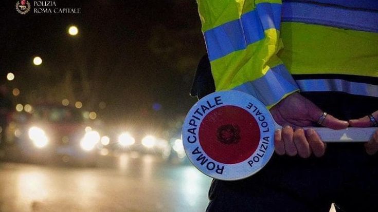 Ubriaca imbocca la Pontina contromano e danneggia quattro auto: bloccata dalla polizia locale