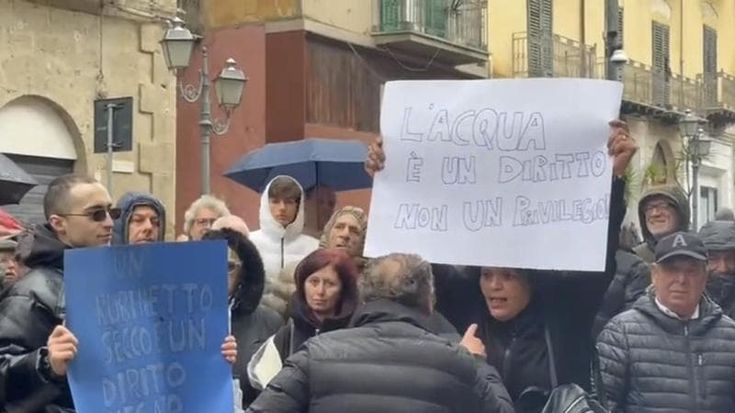 Piove ma i rubinetti sono a secco, rivolta per l’acqua a Canicattì