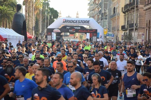 Bari, i runner colorano la città: in tantissimi per la settima edizione della Half Marathon