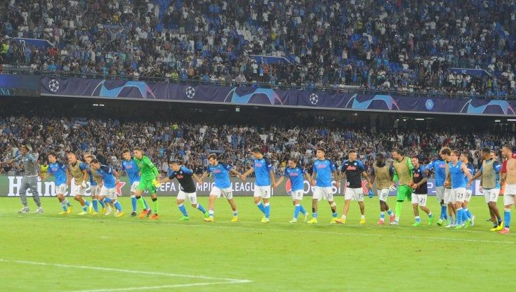 La metamorfosi del Napoli, in un mese dalla contestazione alla notte magica contro il Liverpool