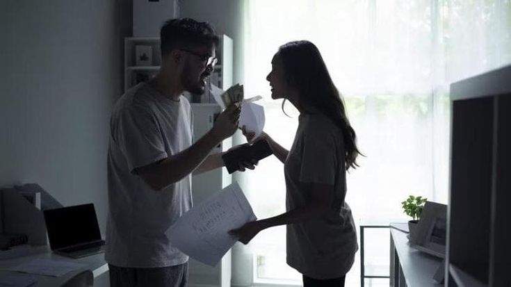 Violenza economica, una donna su due ne è vittima. E dopo il divorzio aumentano gli abusi