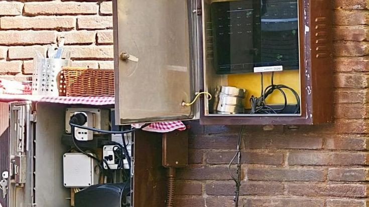 Tablet e comande nel contatore in disuso: così il bar gestisce la sua “terrazza” davanti al Colosseo