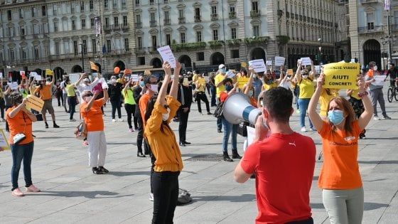 Torino, gli agenti di viaggio scendono in piazza: "Soldi subito o si chiude per sempre"