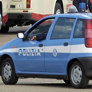 Milano, sul cornicione per sfuggire al marito: "Aiuto mi ammazza", salvata dalla vicina
