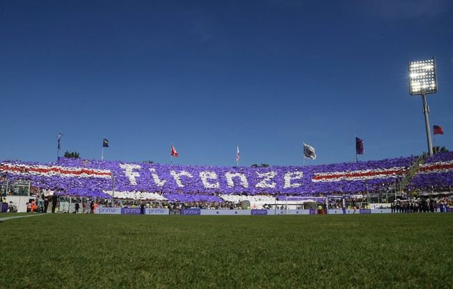 Fiorentina-Juventus, la coreografia viola in un Franchi strapieno