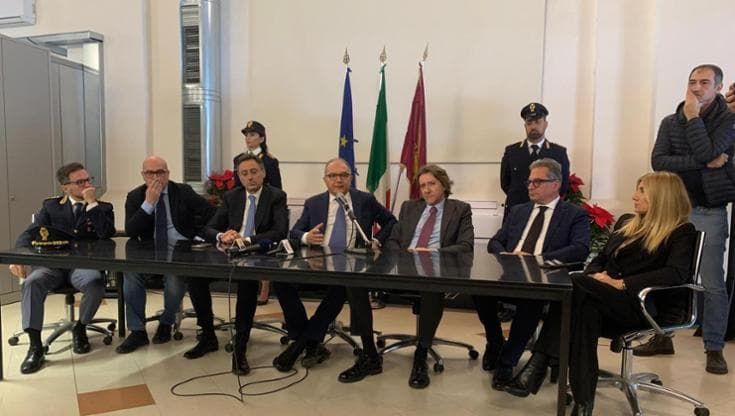 Blitz antimafia, 50 arresti. Il procuratore de Lucia lancia l’allarme: “La mafia attrae i giovani”