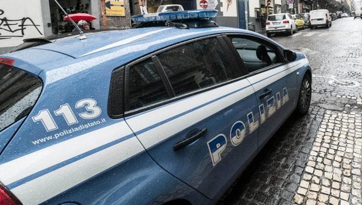Giovane ferito in via Marina a Napoli: grave, prognosi riservata. Forse una lite tra lavavetri