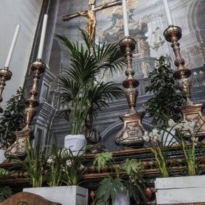 Torino, sale sull'altar maggiore in Duomo, panico tra i fedeli che pensano a un attentato