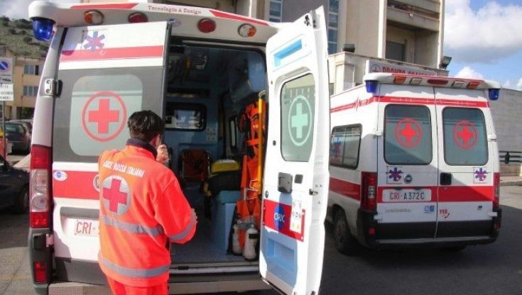 Covid, code di ambulanze davanti all'ospedale di Scafati