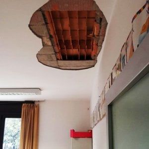 Nichelino, crolla un soffitto a scuola, ferita una bambina