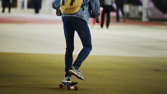 Ragazzini sullo skateboard disturbano i residenti, multati a Brescia