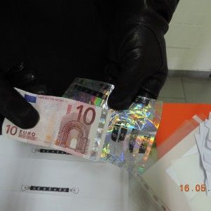 La lite con la fidanzata tradisce il fabbricatore di banconote: in casa aveva il "kit del falsario"