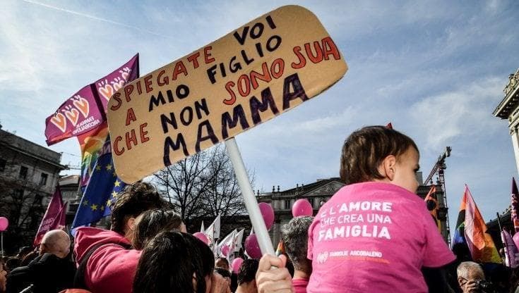 Il Tar dà ragione alle due mamme che si erano sposate in Olanda: il figlio avrà i loro cognomi