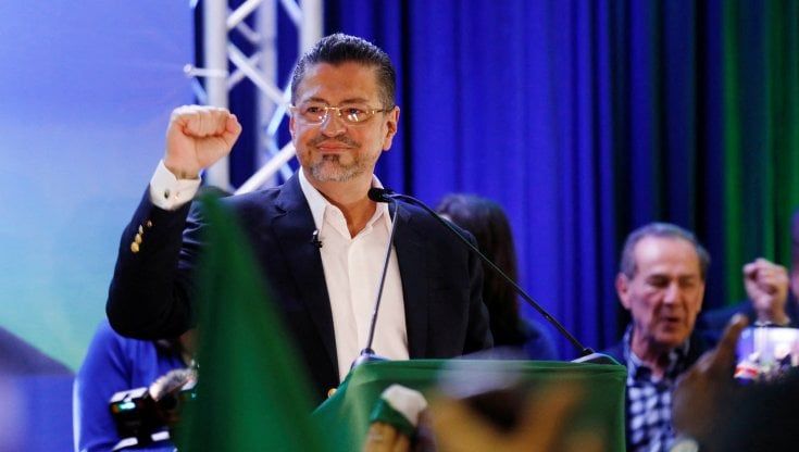La svolta radicale del Costa Rica, eletto l'economista Chaves alfiere dell'anti-sistema