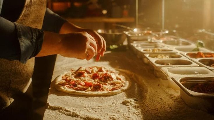 Pesche, cocktail e chef stellati: ecco la nuova pizza che parla milanese