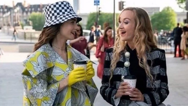 ‘Emily in Paris’, lo sciopero degli sceneggiatori fa slittare le riprese della quarta stagione