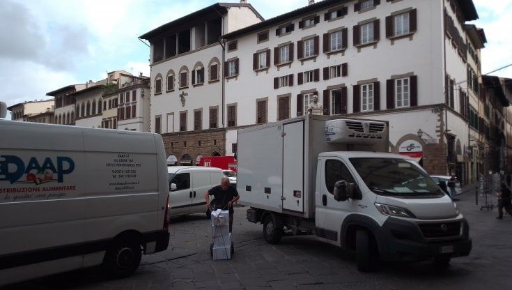 Tra ingorghi e furbetti il carico e scarico merci supplizio del centro 
