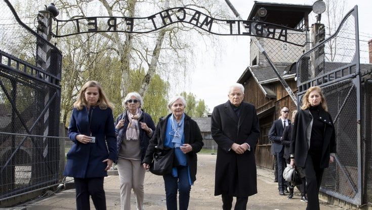 Mattarella ad Auschwitz: "I regimi fascisti consegnarono i propri concittadini ai carnefici nazisti"