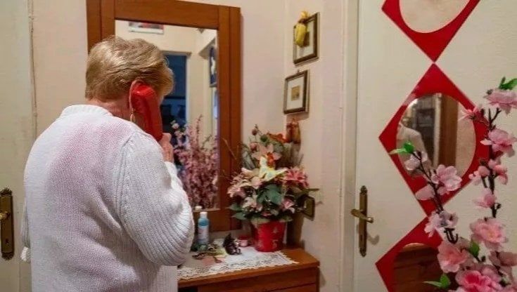 Raggirano un'anziana per rubarle 800mila euro: condannati broker e la moglie   