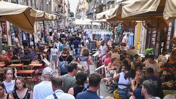 Un sabato qualunque in via Maqueda con 42 bancarelle e scooter per strada