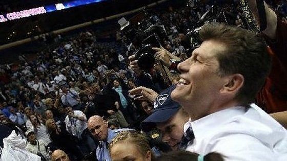 Universiadi,  114 adesioni per il basket femminile: ci sarà anche il coach irpino Geno Auriemma, leggenda vivente negli Usa