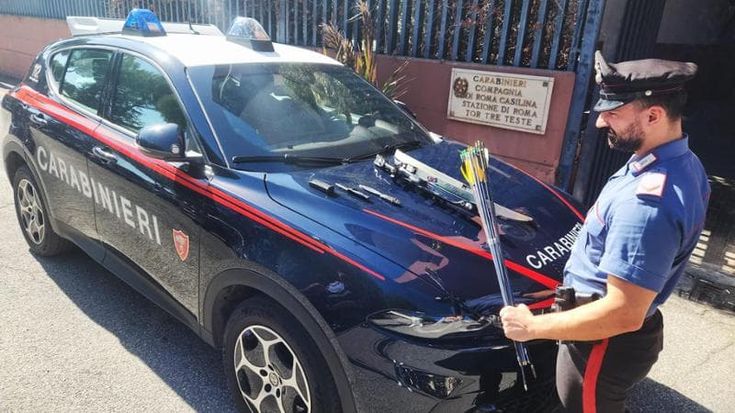 Tuscolano, minaccia i passanti con arco e frecce: giovane bloccato dai carabinieri