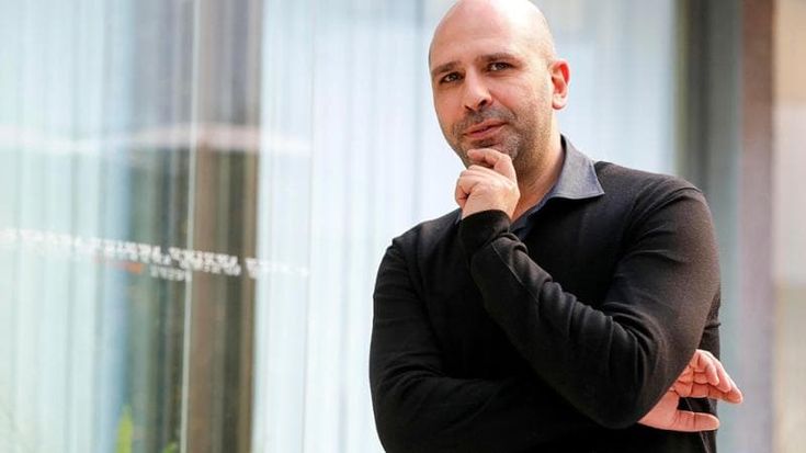 Checco Zalone torna a Natale con “Buen Camino”. Sarà un padre che insegue la figlia verso Compostela