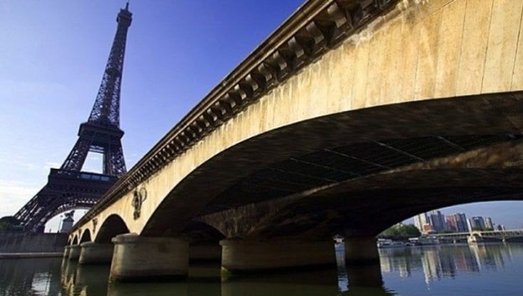 Auto come le sigarette: in Francia la pubblicità dovrà sconsigliarne l'uso