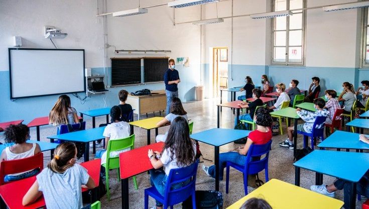 In una settimana 400 contagi, a scuola si cambia di nuovo: con un solo positivo si va in quarantena