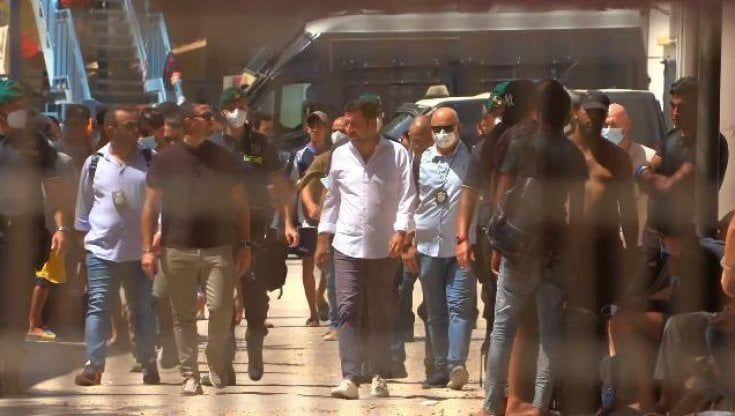 Elezioni, blitz di Salvini a Lampedusa: "Hotspot indegno di un Paese civile"