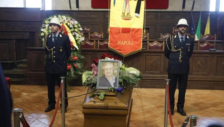 Maschio Angioino, aperta la camera ardente per Santangelo