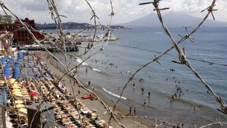 Posillipo, ressa e tensione nei lidi pubblici per i controlli: via i non prenotati