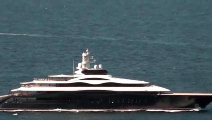 Zuckerberg, il mega yacht da 300 milioni torna nel golfo di Napoli
