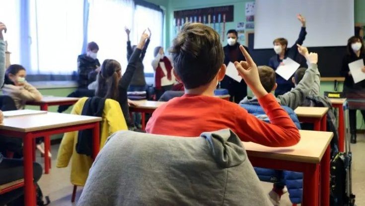Covid tra i banchi, l'allarme degli esperti: "Il virus a scuola corre di più"