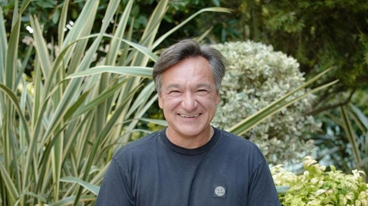 Fabio Caressa: “Adani mi fa un baffo. Mia moglie non è solo bella. Ho iniziato nascondendomi sotto le gambe dei colleghi”