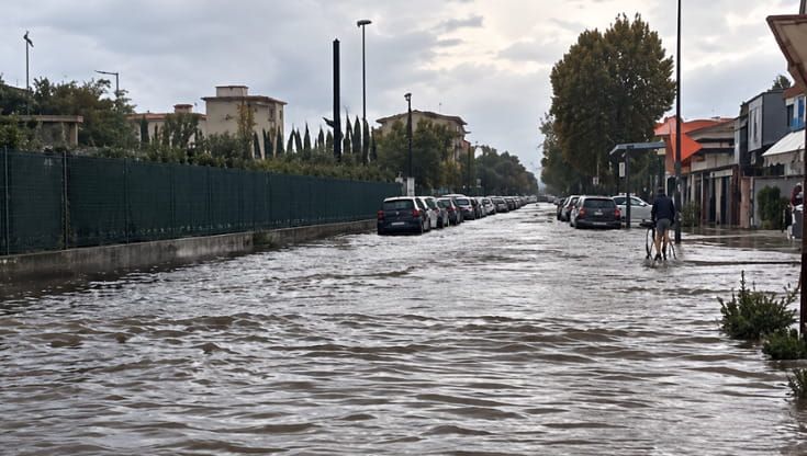 Maltempo, allagamenti tra Massa Carrara e Viareggio: sottopassi chiusi e strade invase dall’acqua