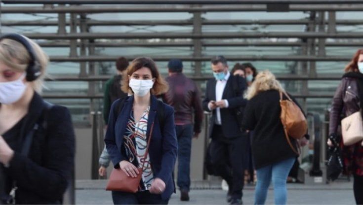 Mascherina e gel per le mani nel settore privato, ma sanzioni più lievi