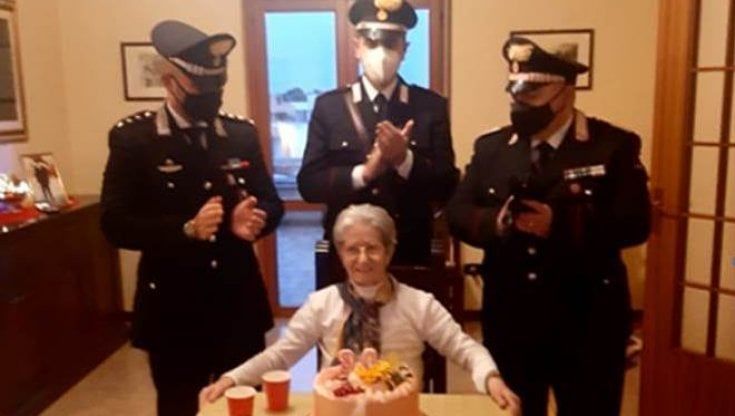 Brindisi, il figlio carabiniere morì per sventare rapina: 34 anni dopo i colleghi festeggiano i 90 anni di mamma Maria