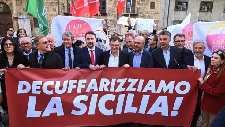 Inchiesta sulla corruzione, opposizione in piazza e Lombardo si smarca