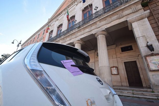Bari, raffica di (finte) multe: sulle auto c'è una poesia