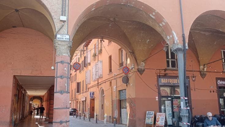 Via Petroni chiude per il ripristino della colonna. E transenne in via Guerrazzi