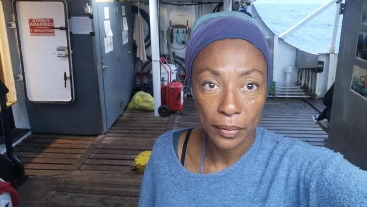 Flotilla, l’imbarcazione di Bundu affondata per una tempesta: “Siamo dodici naufraghi”