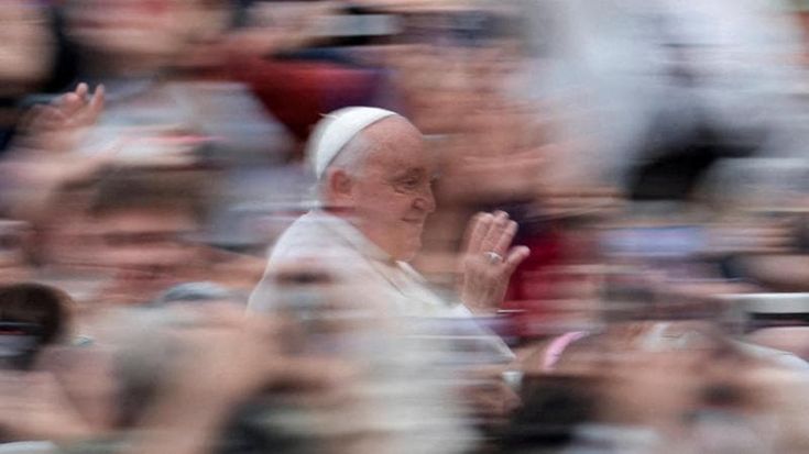 Leone XIV ricorda Francesco: “Un dono per la Chiesa e il mondo, vicino ai poveri e ai piccoli”
