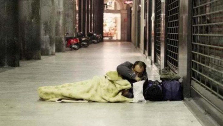 Senza dimora a Genova, mancano i posti per l'accoglienza, per protesta notte a De Ferrari