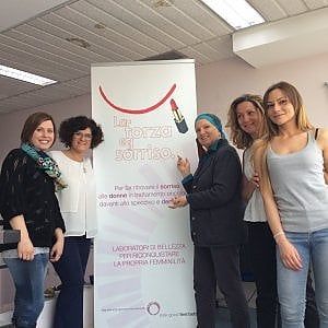 Sentirsi bella con il tumore: a lezione di trucco e parrucco armate di rossetto e fondotinta