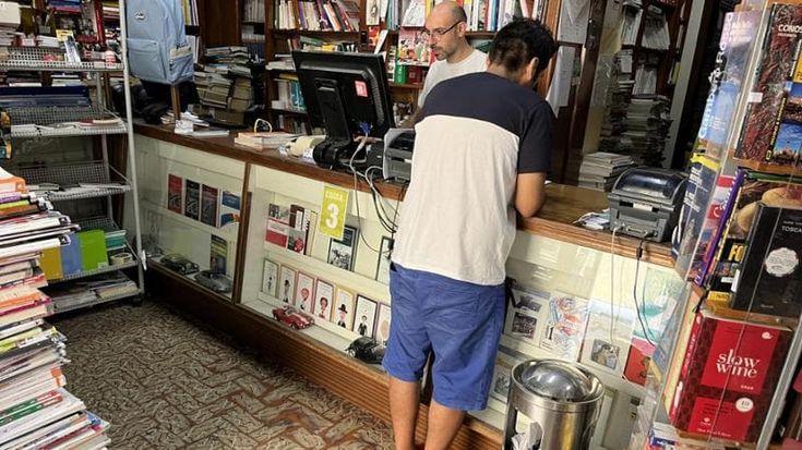 Firenze, il ritorno di fiamma per i libri scolastici usati: “Affari a livelli pre Covid”. E molti li acquistano sui social