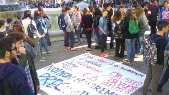 Sciopero sociale, i precari dei vigili del fuoco in catene davanti alla Regione