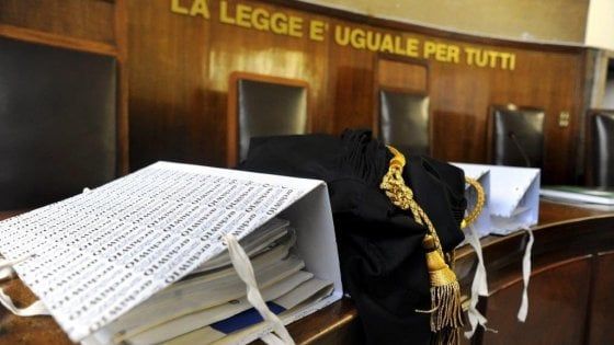 Foggia, sfruttavano prostitute 16enni nel campo rom: condannati due fratelli minorenni
