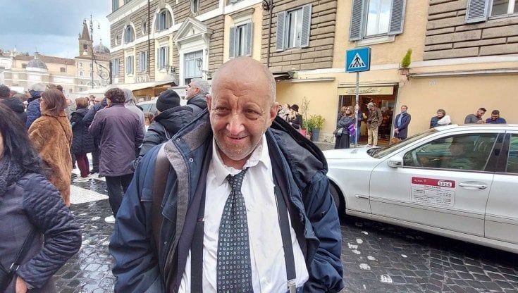 "Non avevo soldi e Costanzo mi fece operare di tumore, gli devo la vita": il racconto di un ammiratore ai funerali